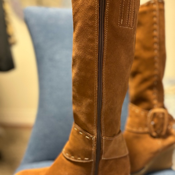 Suede boots with wedge heel. - Picture 3 of 7